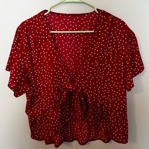 Read polkadot, low-cut top